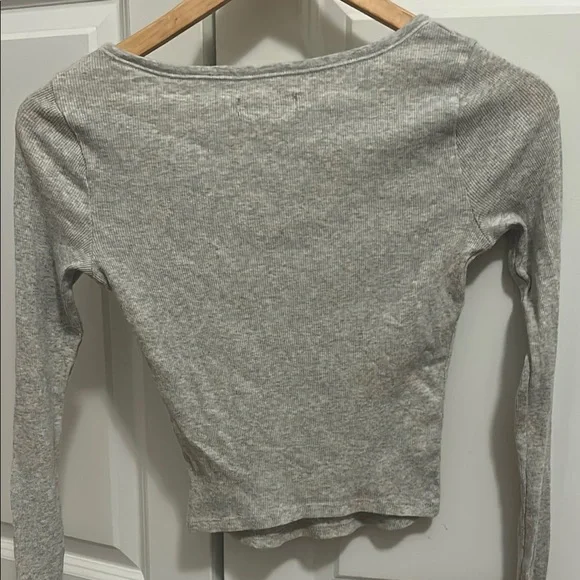 Hollister s Light Gray Long Sleeve Blouse - Picture 3 of 3